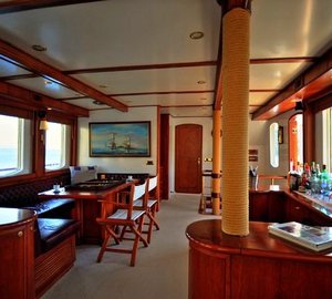 Classic Yacht El Bandido -  Formal Dining