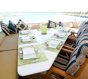 Yacht ISLAND TIME - Flybridhe Al Fresco Dining