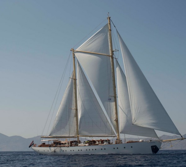 sailing-yacht-rhea