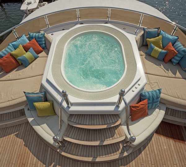 Jacuzzi Pool On Yacht COCO VIENTE