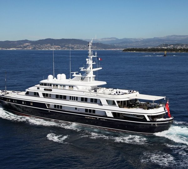 cruising profile of Feadship superyacht