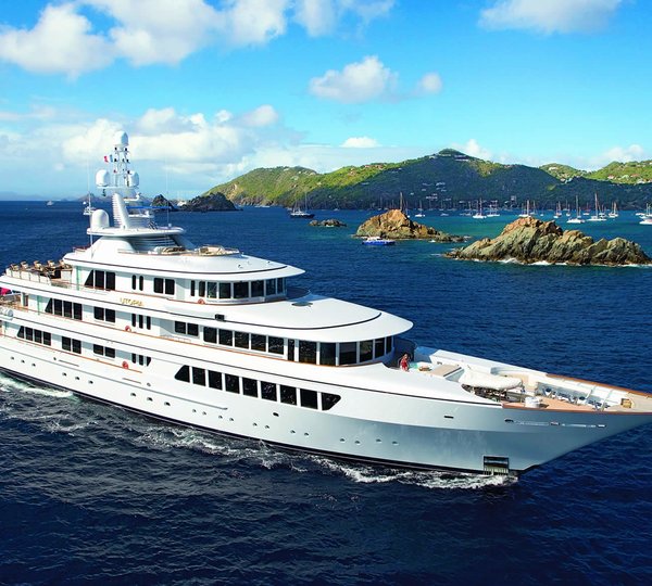 Profile Aspect: Yacht UTOPIA's Cruising Pictured