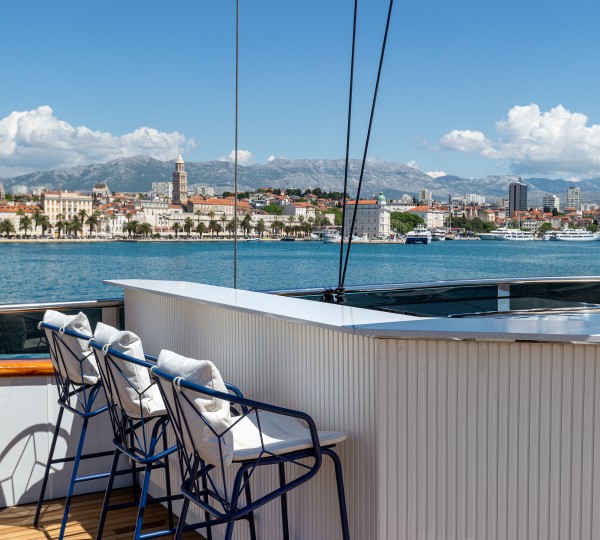 Sit Up Bar On The Sun Deck