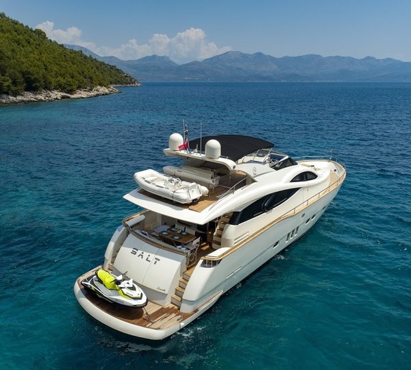 Motor Yacht SALT - Stern View