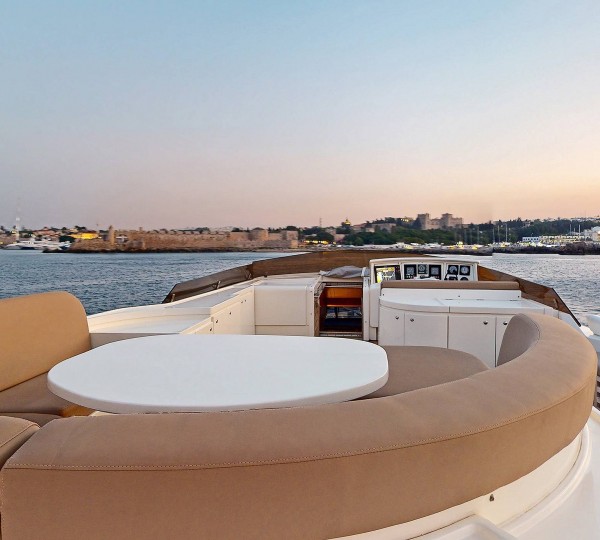 Sun deck dining in the round