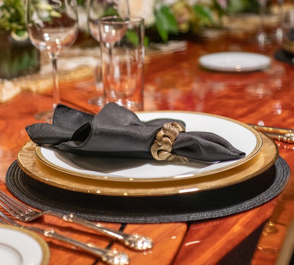 Main Saloon - Table Setting Detail