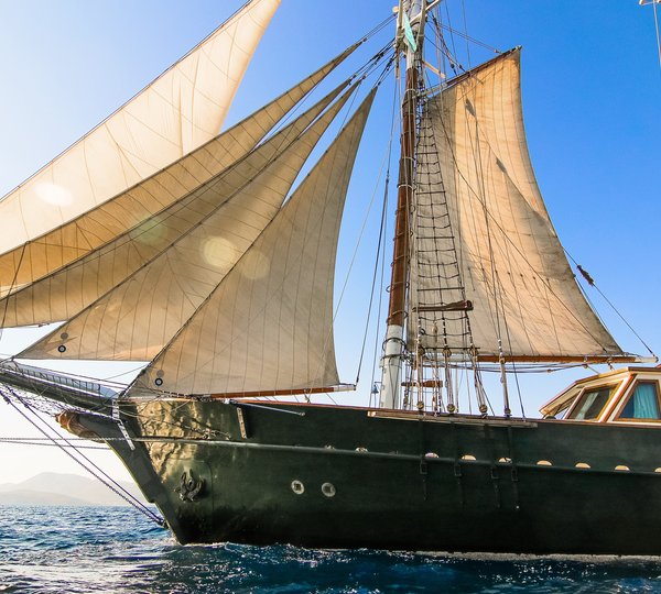 Profile Detail Of The Traditional Yacht