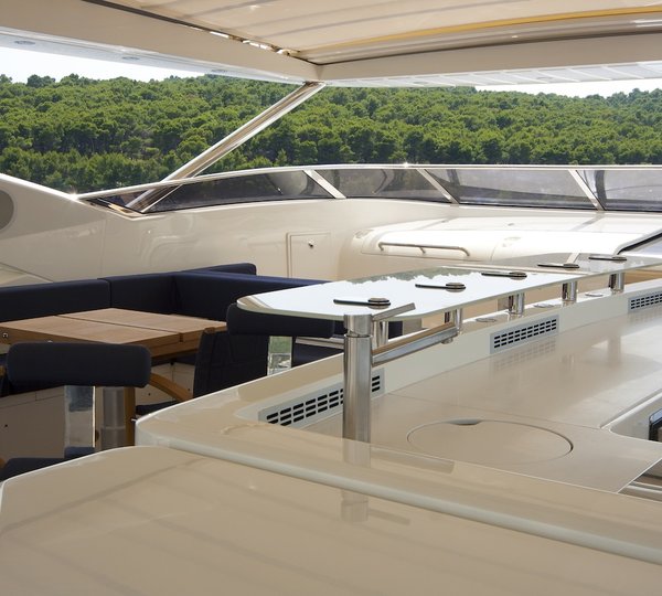 yacht flybridge bar