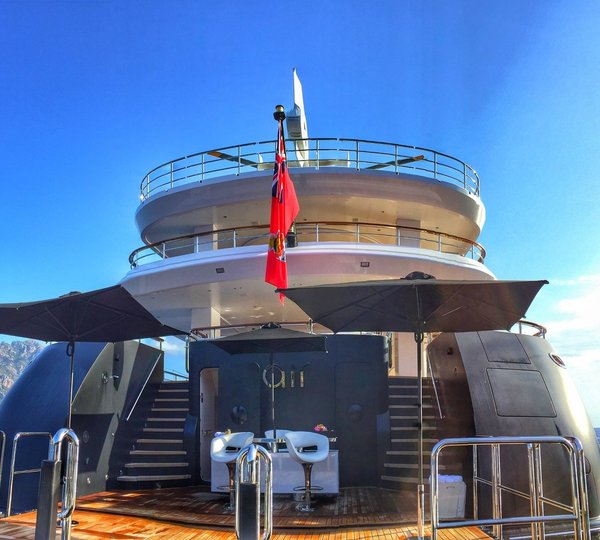 Feadship superyacht Air gets new coat of matte black paint