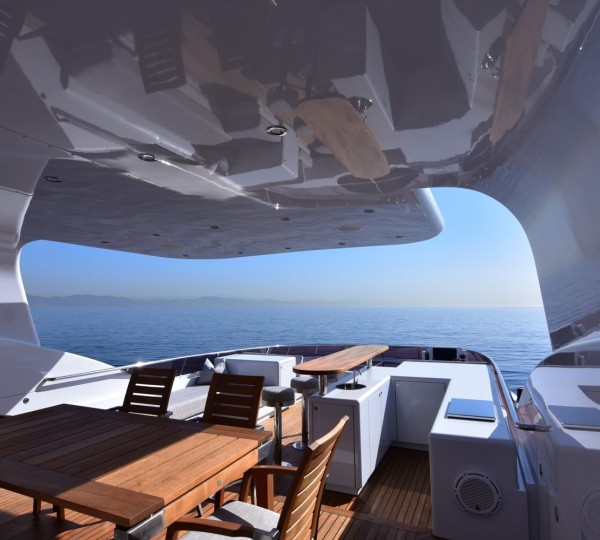 Fabulous Sundeck With Bar