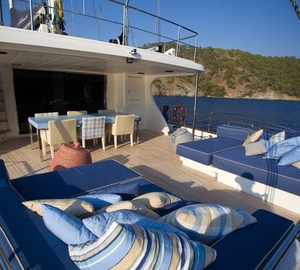 Yacht Laquila Mengi Yay Shipyard Charterworld Luxury Superyacht Charters