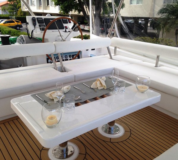 Catamaran SOMETHING WONDERFUL - Flybridge Dining