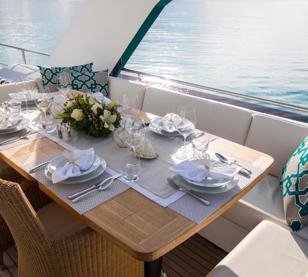 Motor Yacht LA VIE - Sundeck dining