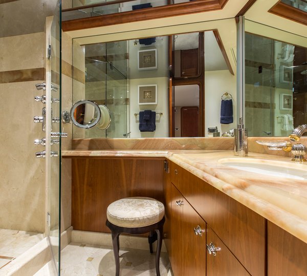 Motor Yacht OASIS - Master ensuite