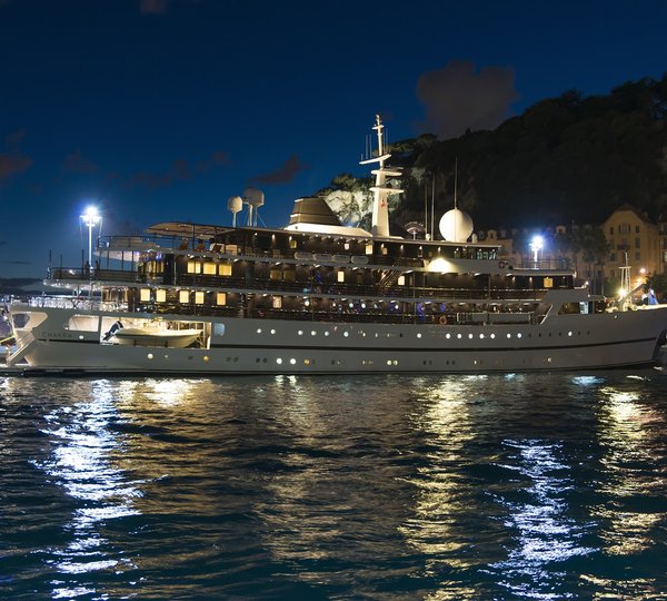 Motor yacht CHAKRA - By night