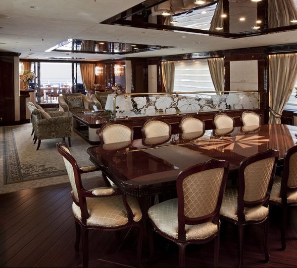 https://www.charterworld.com/images/600/yachts/REVE%20D%20OR%20-%20%20Formal%20Dining.jpg