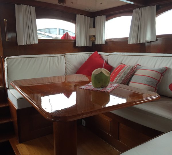 Sail Yacht NORTHERN STAR - Salon Seating 2