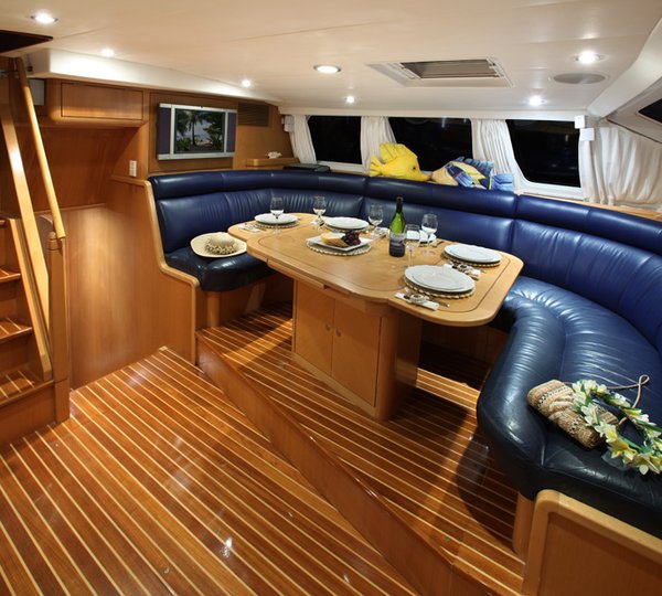 Sailing yacht KE-AMA II -  Salon Dining