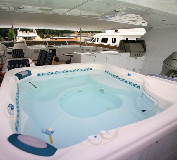 Yacht  REFLECTIONS - Jacuzzi on sundeck