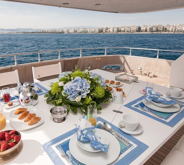 Yacht MY WAY - Aft Deck Al Fresco Dining