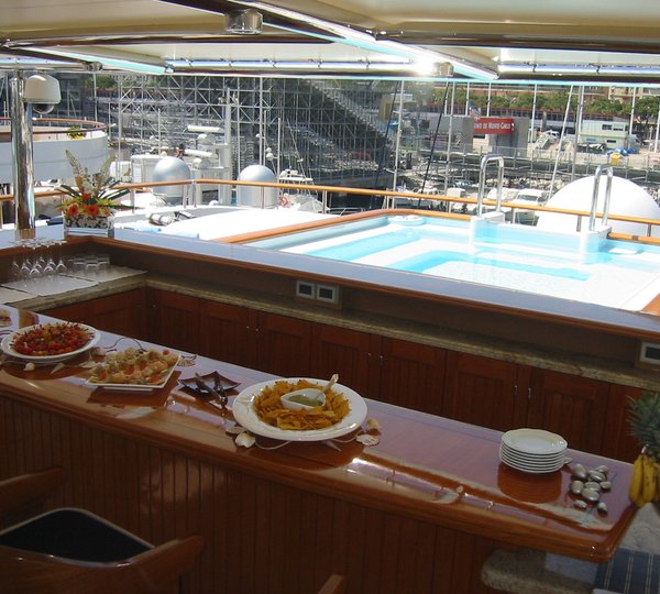 Yacht NOMAD - Sundeck Bar