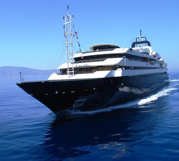 Yacht TURAMA - Bow Profile