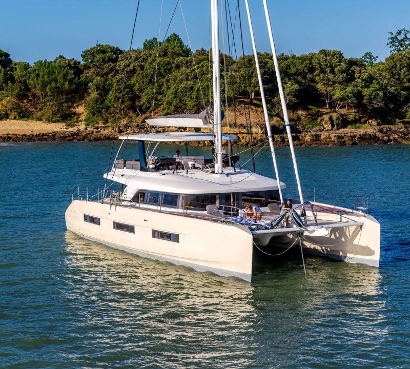 Luxury Catamaran DOUCE FRANCE Available for Exotic & Rare Indonesia ...