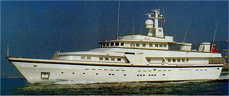 Luxury Motor Yacht IL Cigno at anchor