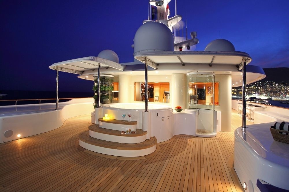 Sundeck with Jacuzzi Pool 