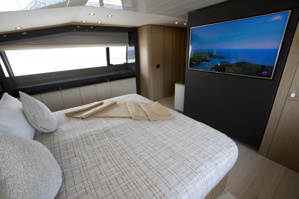 Double Cabin With Tv