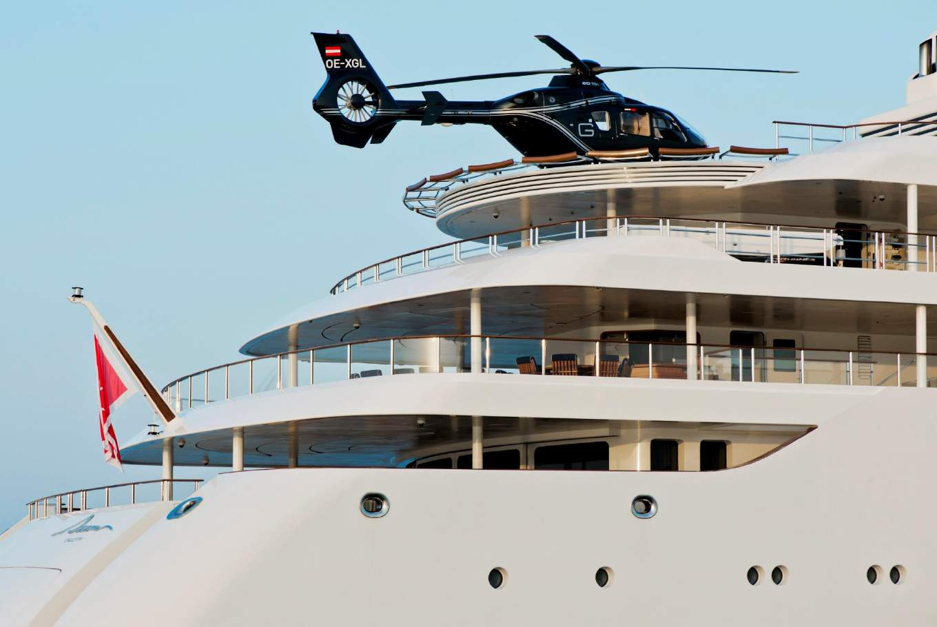 yacht de luxe helicopter
