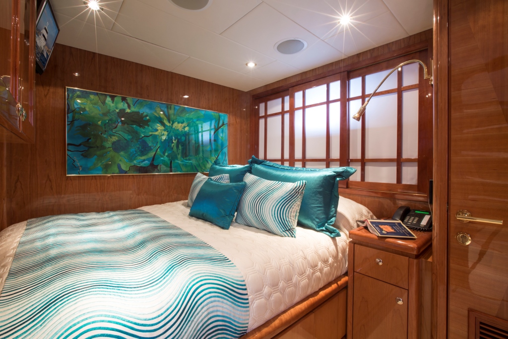 Charter yacht RESTLESS - Double Cabin