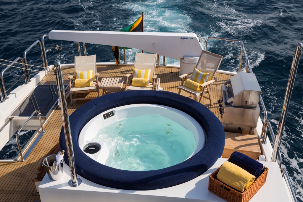 Charter yacht RESTLESS - Tub