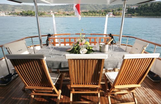 Classic Yacht SURUBIM -  Aft Deck Al Fresco Dining