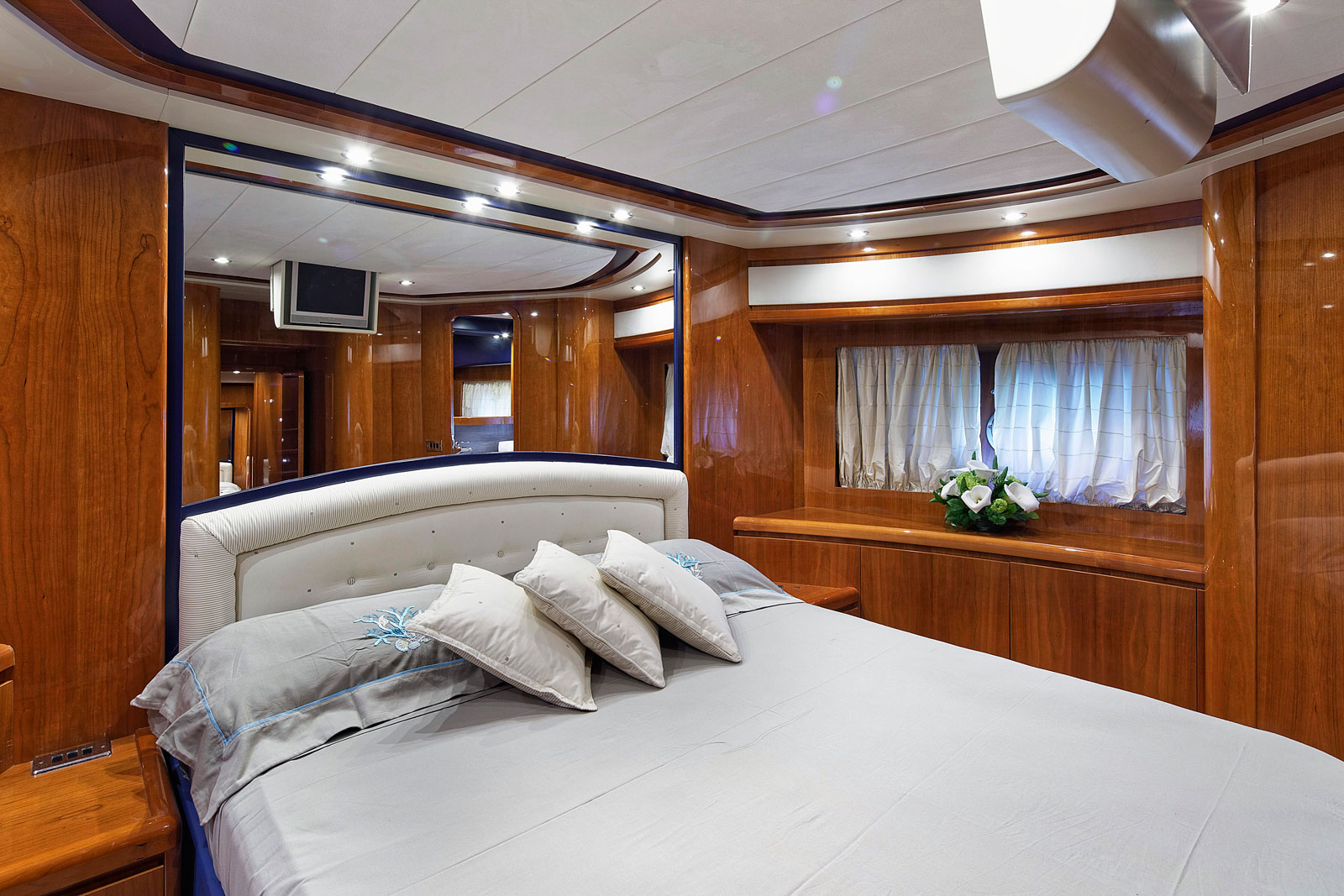 Motor Yacht AQVA - VIP cabin image 1