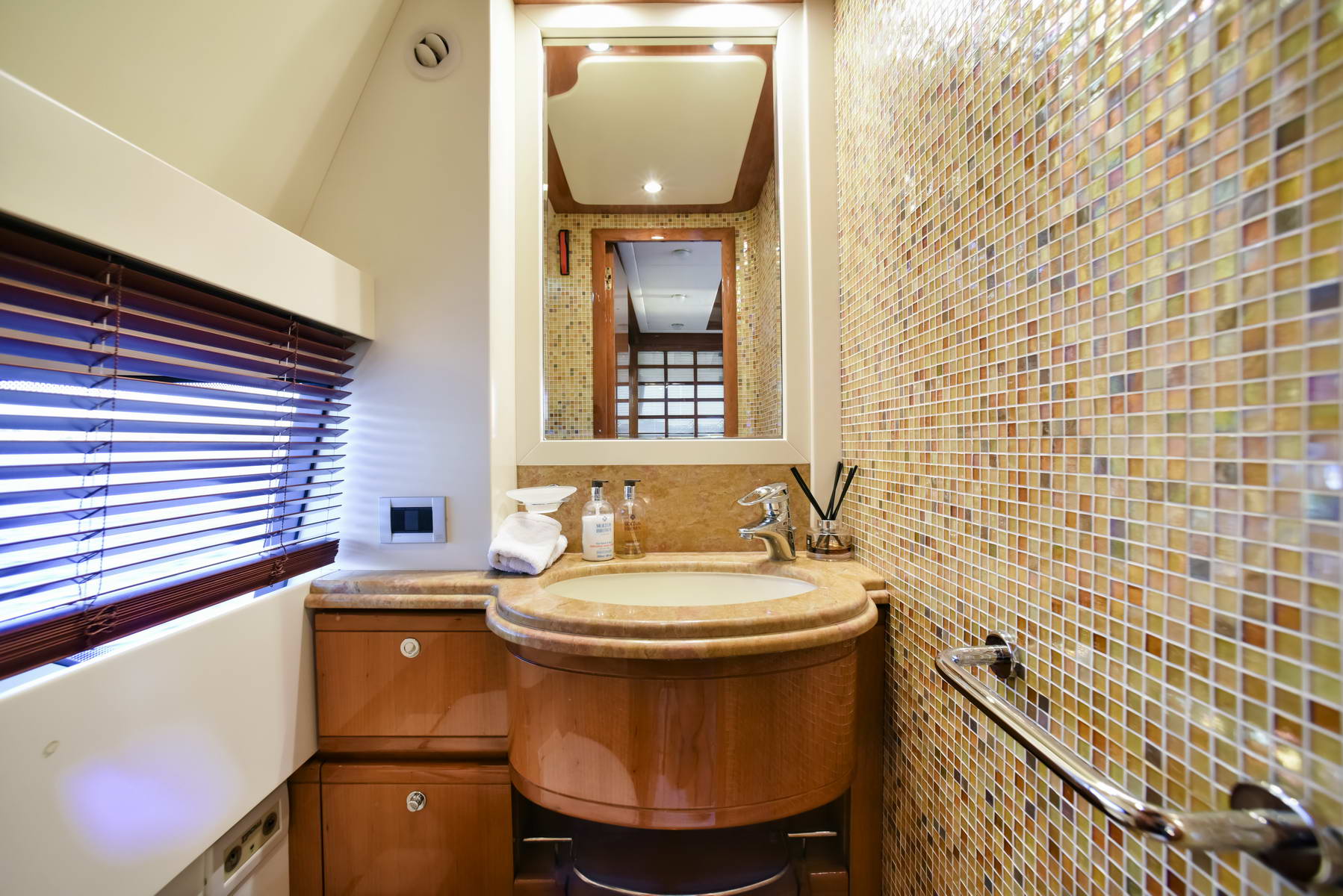 Motor Yacht DAY OFF - Ensuite