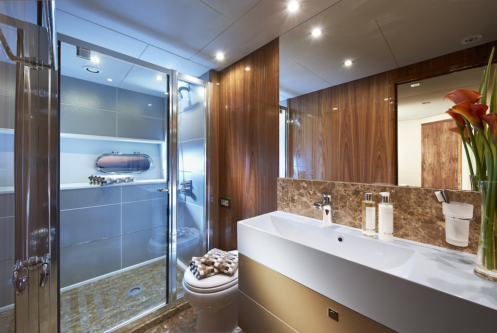 Motor Yacht HIGH ENERGY - Guest Bathroom