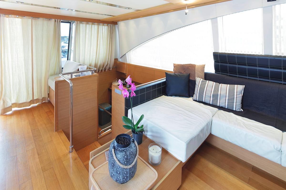 Motor yacht ARWEN - Sofa and steps to cabins