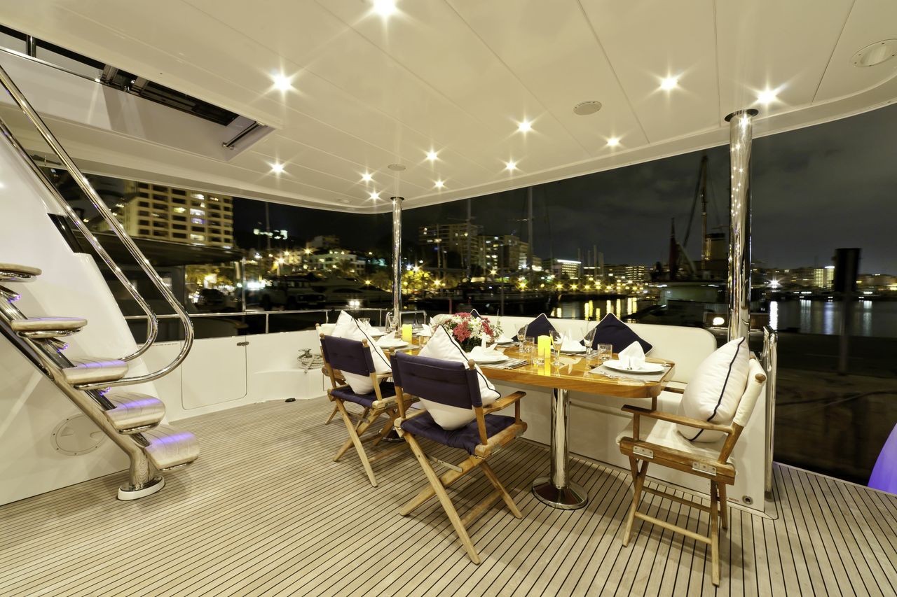 Motor yacht SAMARIC  -  Aft Deck Al Fresco Dining