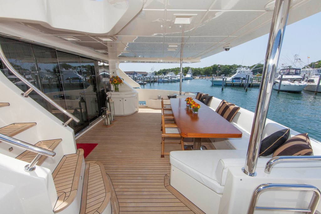 Motor yacht SORRIDENTE - Aft deck dining