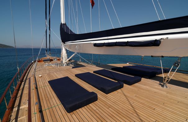 Sail yacht CLEAR EYES - Spacious Deck