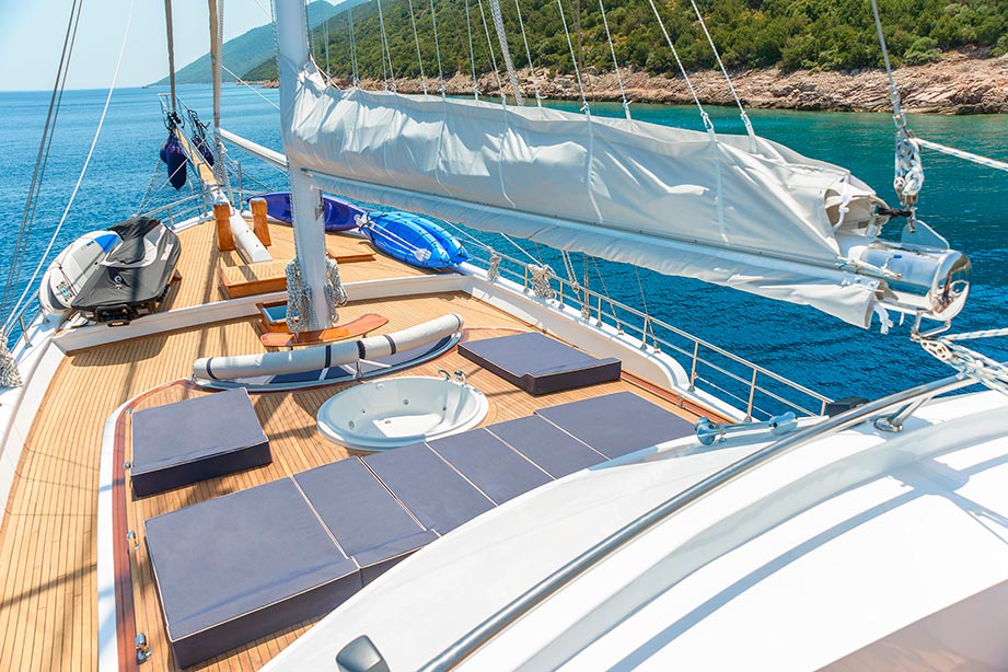Yacht BELLAMARE - Foredeck Jacuzzi and Sunpads