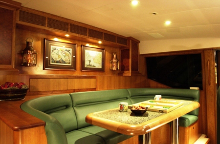 Yacht BESAME -  Pilothouse seating