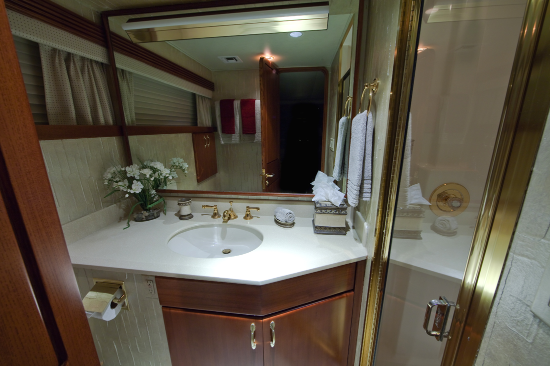 Yacht LOOSE ENDS -  Double Bathroom