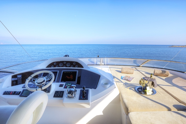 Yacht Live the Moment - Sunpads and helm