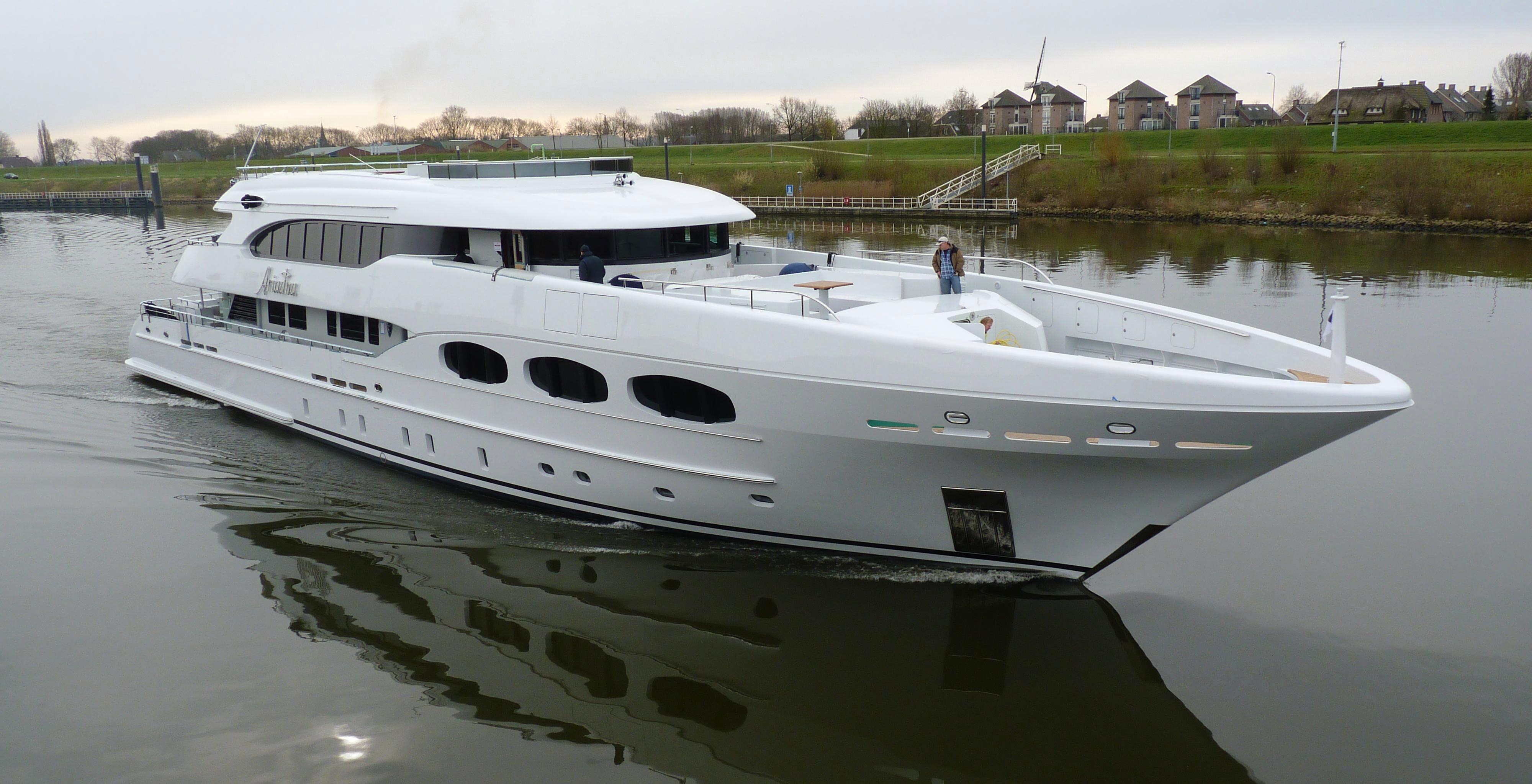 omega yacht broker haarlemmerliede