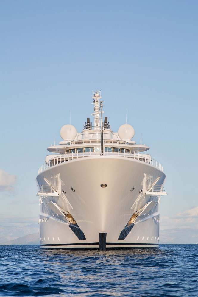 mega yacht a porto azzurro