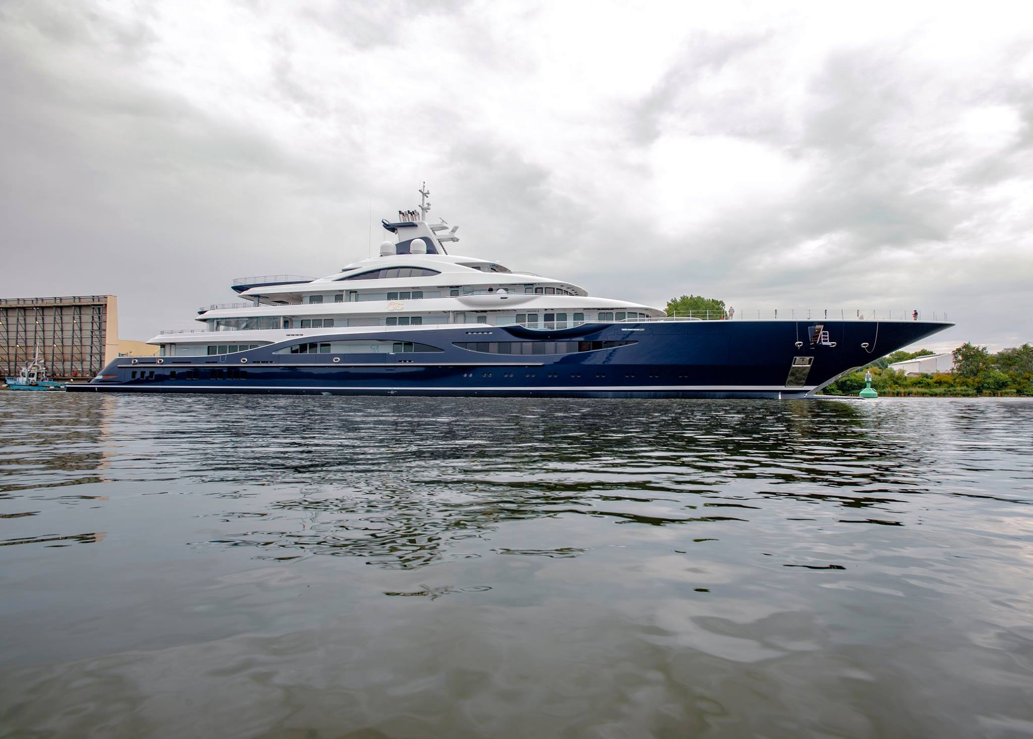 mega yacht tis