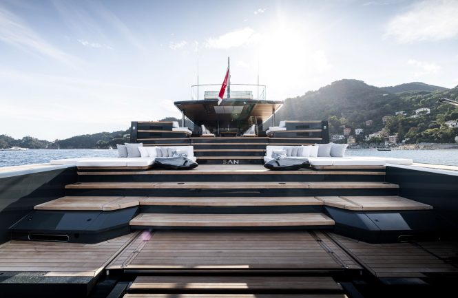 Luxury yacht SAN - Beach club | Image from Redcharlie Media