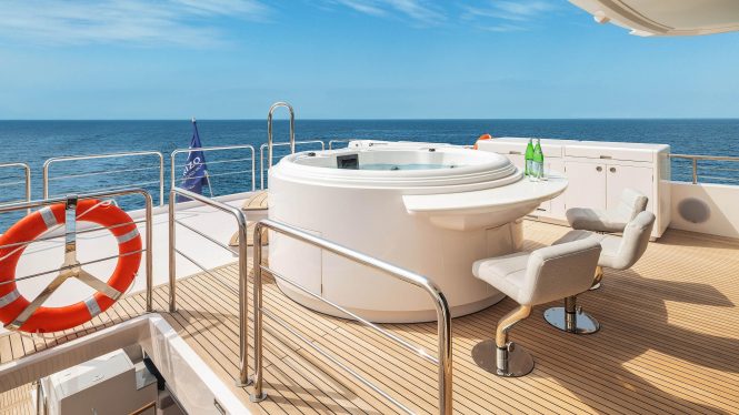 Sun deck jacuzzi with sit up bar